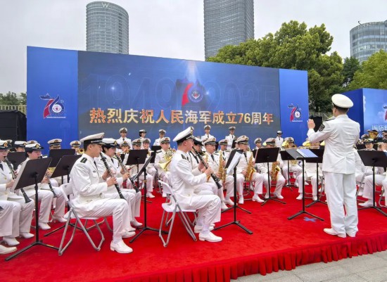 富兴配资 纪念人民海军成立76周年！海军军医大学军乐队亮相上海北外滩